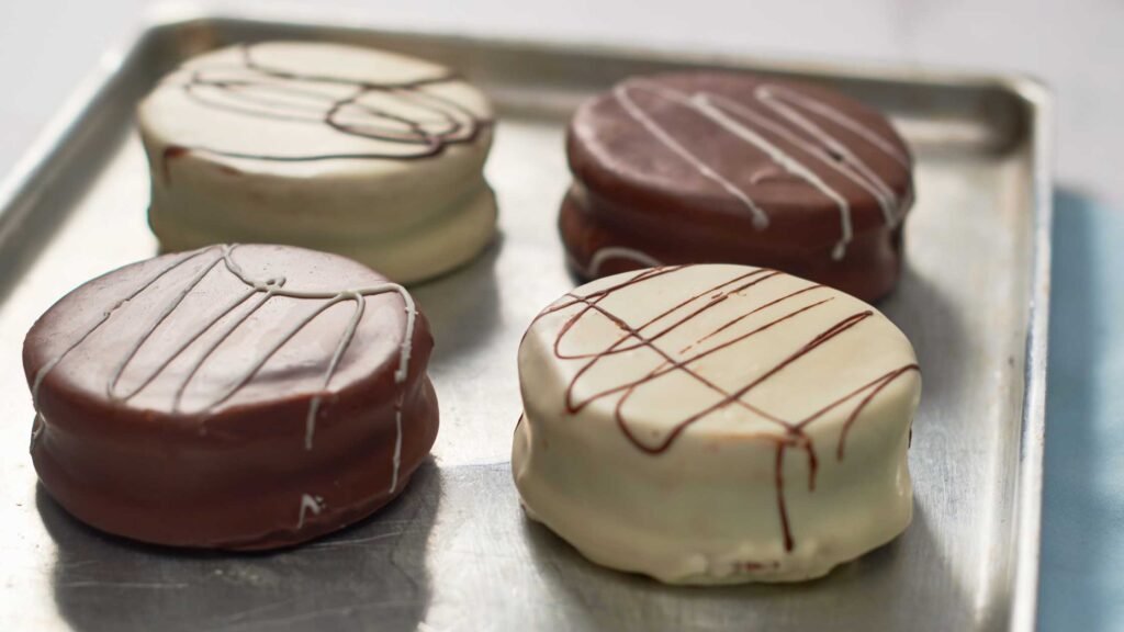 Chocolate Covered Oreos – Copycat Nuts.com Recipe